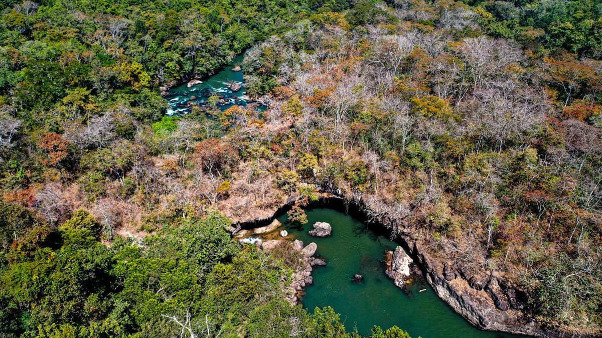 Rio correndo sob a ponte