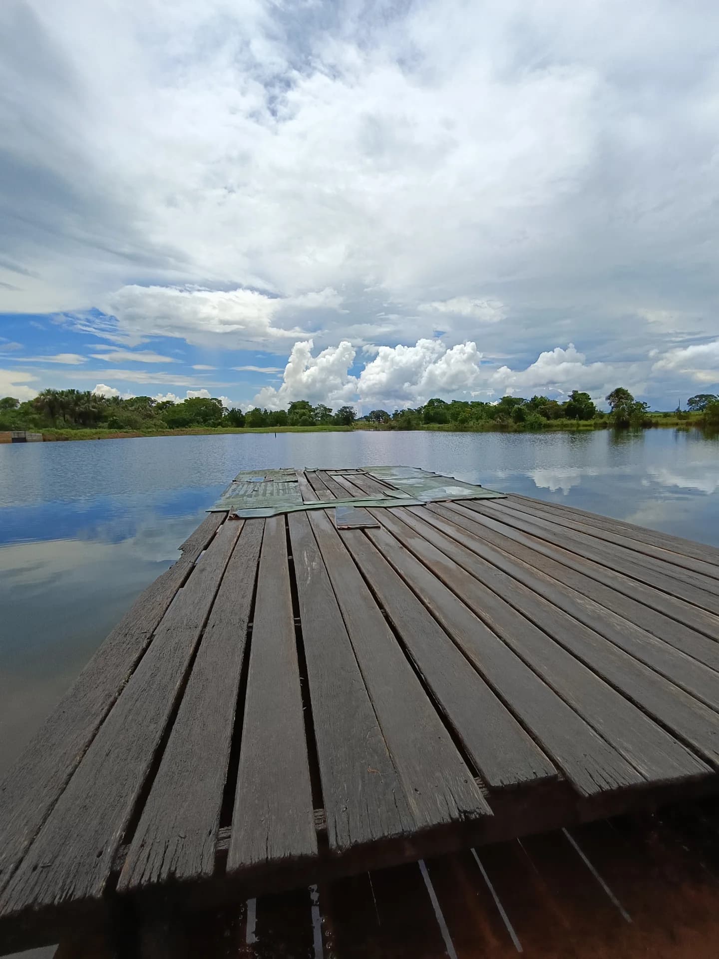 Rio e lago natural na região da Ponte de Pedra